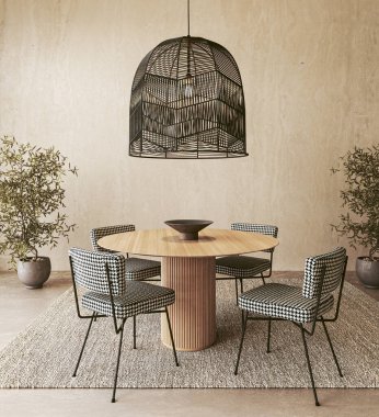 Çağdaş yemek odasında, üç boyutlu bir resimde, houndstooth desenli sandalyeler ve kaplanmış zeytin ağaçları tarafından çerçevelenmiş büyük boy bir kolye var..