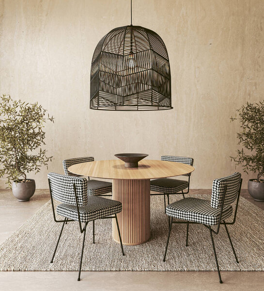 Современная столовая с узорчатыми стульями и огромным кулоном, обрамленным оливковыми деревьями, в трехмерном изображении.