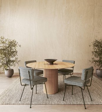 Bu 3D rendelenmiş yemek alanı doğal ahşap dokuları desenli sandalyeler ve zeytin ağaçları ile dengeler, davetkar, toprak tonlu bir ortam yaratır.