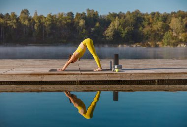 Su kenarında huzurlu bir yoga pratiği yapmak, farkındalığı somutlaştırmak ve doğanın ortasında sükuneti kucaklamak.