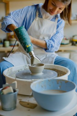 Samimi bir çömlek atölyesinde, tutkulu bir sanatçı killeri ustalıkla şekillendirip şaşırtıcı güzellikte bir kâseye dönüştürür.