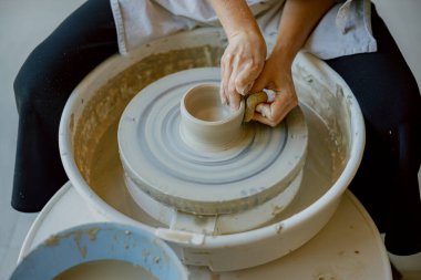 Çok yetenekli bir çömlekçi, dönen tekerleğin üzerinde yumuşak, ıslak bir çamur şekillendirir, eşsiz ve çarpıcı çömlek parçaları üretir.