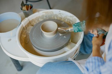 Yetenekli bir çömlekçi, dönen tekerleğin üzerinde güzel bir kase şekillendirir, olağanüstü bir yaratıcılık ve ustalık sergiler.