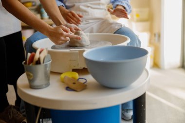 Bugün seramik atölyemize katılın ve sanatsal yeteneklerinizi bir karşılama stüdyosunda sergileyin.