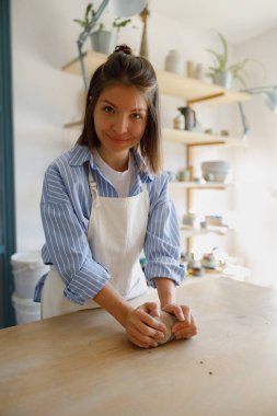 Olağanüstü yetenekli bir zanaatkar, rahat, yaratıcı ve ilham verici bir atmosferde kille özenle çalışır.