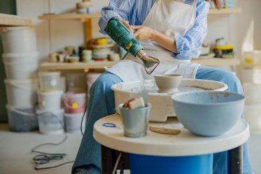 Becerikli bir çömlekçi, tekerleğin üzerinde yumuşak çamur şekillendirir, güzel çömlekçilik ve derin yaratıcılık sanatını gözler önüne serer.