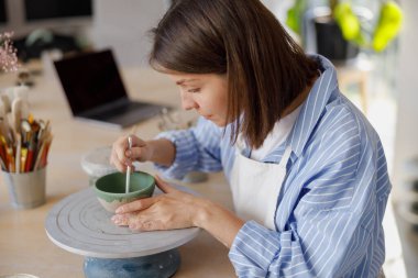 Yetenekli bir kadın, inanılmaz sanatını canlı ve yaratıcı bir stüdyo alanında sergiliyor.
