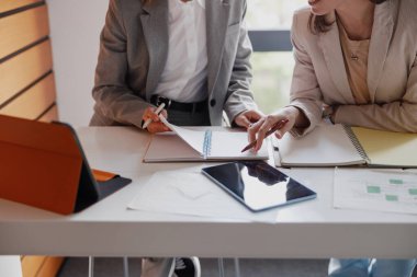 İki profesyonel modern bir çalışma alanında stratejik planları tartışıyor, işbirliği ve yenilik sergiliyorlar