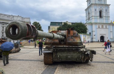 Yanmış ve ezilmiş Rus kendinden güdümlü howitzer 152 mm Msta-S Ukrayna 'da doring savaşını yok ediyordu.