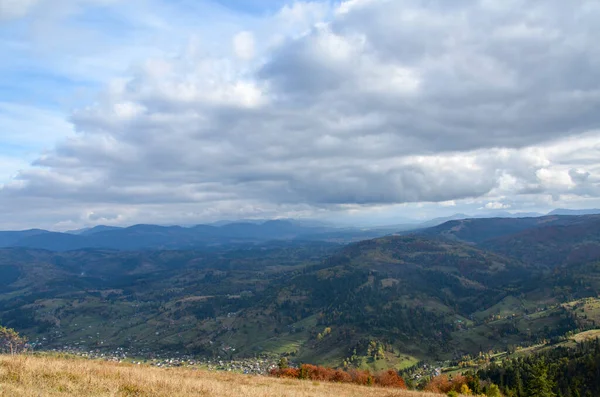 Bunte Herbstlandschaft Mit Bergdorf Tal Karpaten Ukraine — Stockfoto