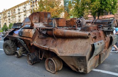 Ukrayna 'nın başkenti Khreshchatyk Caddesi' ndeki Rus işgalcilerin zırhlı personel taşıyıcısı BTR-82A topçu saldırısı sonucu yok edildi.