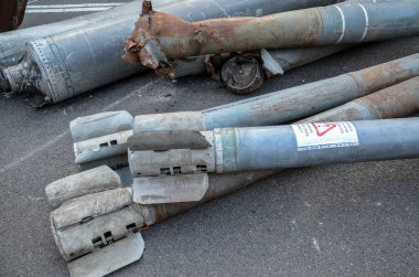 Yokedilmiş Rus askeri teçhizatının sergilendiği Khreshhatyk caddesinde sergilenen çoklu fırlatma roket sisteminden füzeler