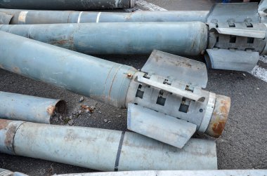 Yokedilmiş Rus askeri teçhizatının sergilendiği Khreshhatyk caddesinde sergilenen çoklu fırlatma roket sisteminden füzeler