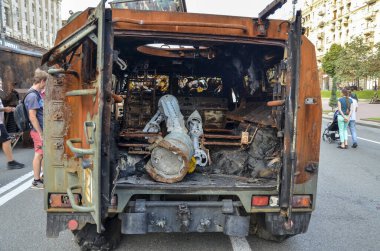 Kyiv savaşı sırasında vurulan Rus Tigr-M piyade aracının içi yanmış.. 