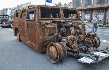 Ukraynalılar, Kyiv 'deki Khreshhatyk caddesini ziyaret ettiler ve burada imha edilmiş Rus askeri araçları sergilendi..