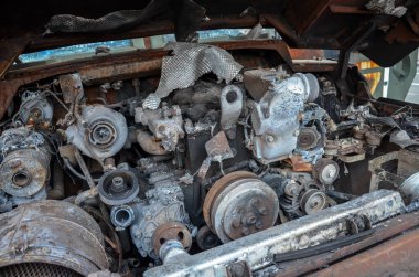 Çarpışmadan sonra Rus askeri aracında yanmış paslı motora yakın çekim