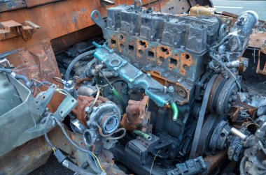 Çarpışmadan sonra Rus askeri aracında yanmış paslı motora yakın çekim