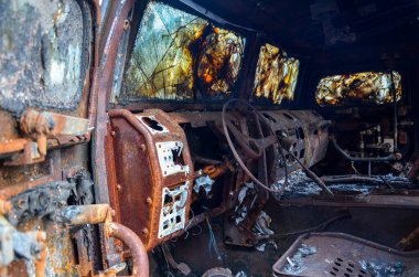 Kyiv savaşı sırasında vurulan Rus Tigr-M piyade aracının içi yanmış.. 