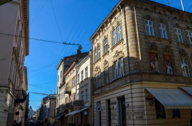 Ukrayna 'nın Lviv şehrinin tarihi merkezinde pitoresk dar bir cadde.