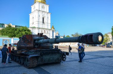 Ukrayna 'nın başkenti Kyiv' deki St. Michael Meydanı 'nda sergilenen diğer ezilmiş Rus askeri araçlarıyla birlikte 2S19' Msta-S 'kendinden itişli havan topu imha edildi