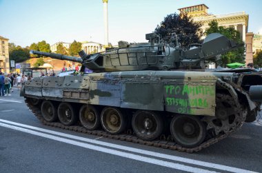 Orta Kyiv 'deki savaş ganimetleri gibi yanmış Rus tankları ve zırhlı araçlar. 