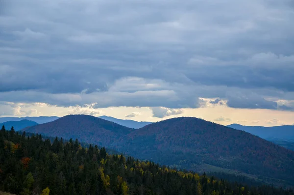 Herbstliche Berglandschaft Mit Dunklen Silhouetten Von Hügeln Hinter Wäldern Unter — Stockfoto