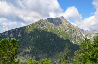 Yüksek Tatra dağlarının en yüksek zirvelerinden birine güzel bir manzara, Slavkovsky zirvesi. Popüler turizm merkezi