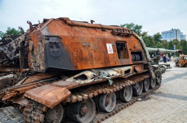 Ukrayna 'nın başkenti Kyiv' deki Aziz Michaels Meydanı 'nda imha edilmiş Rus askeri teçhizatının sergilendiği sırada yanmış ve tahrip edilmiş kendinden itişli Msta-S Howitzer.