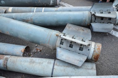 Rus işgalciler tarafından Ukrayna topraklarına atılan çoklu roket atarın füzesi.
