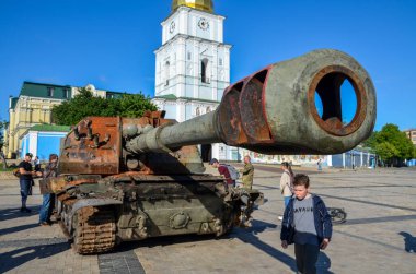 Ukrayna 'nın başkenti Kyiv' deki Aziz Michaels Meydanı 'nda imha edilmiş Rus askeri teçhizatının sergilendiği sırada yanmış ve tahrip edilmiş kendinden itişli Msta-S Howitzer.