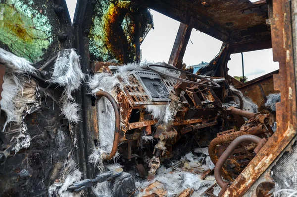 우크라이나 전쟁중에 파괴된 차량의 — 스톡 사진