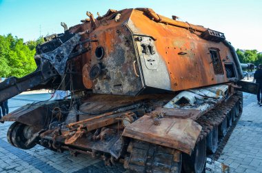 Ukrayna 'nın başkenti Kyiv' deki St. Michael Meydanı 'nda düzenlenen bir sergide Rus ordusunun kendinden itişli havan topu Msta-S' sini yok etti.