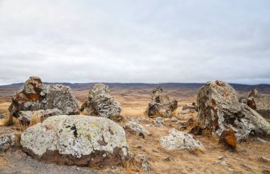 Ermeni stonehenge taşı Zorats Karer veya Carahunge, Ermenistan 'ın en bilinen ve en ilginç arkeolojik yapılarından biridir.