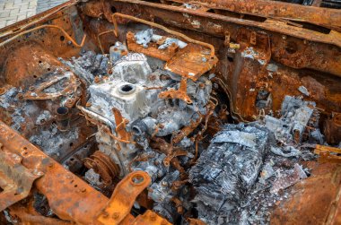 Yangından sonra yanmış bir araba motoru ya da pas kaplı bir kaza yeri.