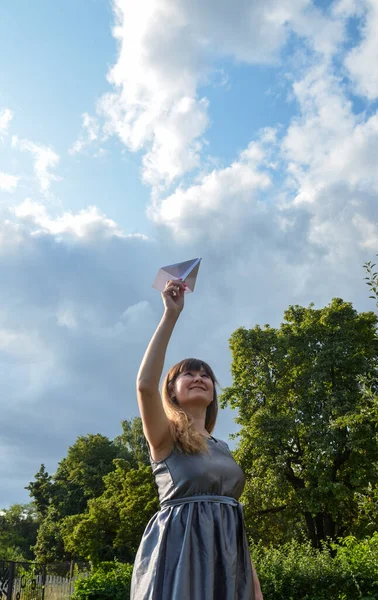 Молодая Женщина Держит Бумажный Самолет Небу Вид Низкого Угла Мечты — стоковое фото