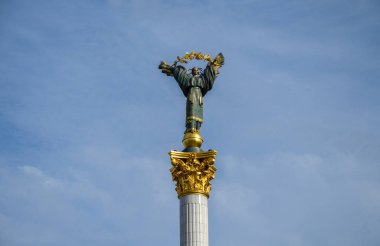 Bir kadın heykeli (Berehynia) elinde guelder-rose dalıyla arka planda mavi gökyüzü olan Bağımsızlık Anıtı 'nın tepesinde. Kyiv, Ukrayna