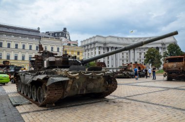 Yanmış bir Rus tankı T-90A Ukrayna 'nın başkenti Kyiv' de yıkılmış Rus askeri araçlarının sergisinde 4 milyon dolara mal oldu.