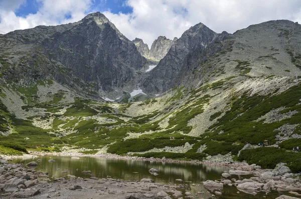 スロバキアンタトラ山脈で最も有名な山の湖の一つと風景 スケートプレソ ロッキーターン 背景にロンニッキーピーク — ストック写真