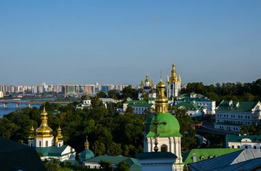 Kyiv Pechersk Lavra Manastırı, Paton Köprüsü ve Ukrayna 'nın başkenti Rhe Dnipro Nehri' nin sol kıyısındaki modern yerleşim binaları. 