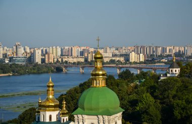 Kyiv Pechersk Lavra Manastırı, Paton Köprüsü ve Ukrayna 'nın başkenti Rhe Dnipro Nehri' nin sol kıyısındaki modern yerleşim binaları. 