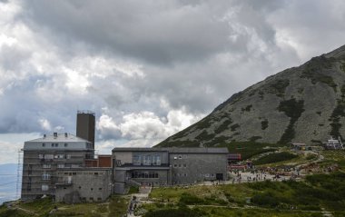 Kablolu araba istasyonu. Yaz sezonu boyunca Tatranska Lomnica 'da yer alan Yukarı İstasyon kablosu Skalnate Pleso (Tarn), dağ gölü. Yüksek Tatras, Slovakya.