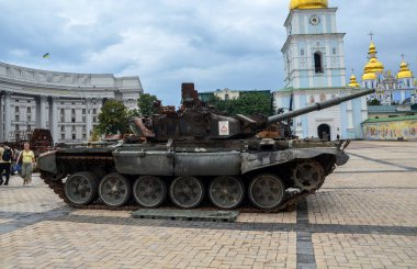 Yok edilen Rus tankı T-90A ve askeri teçhizat Ukrayna 'nın başkenti Kyiv' deki Mykhailivska Meydanı 'nda halka sergileniyor. 