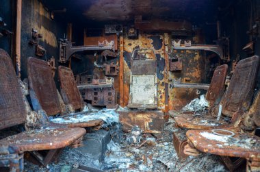 Ukrayna 'nın başkenti Kyiv' in ana caddesi olan Khreshchatyk 'te vurularak öldürülen Rus askeri aracının içi yanmış..