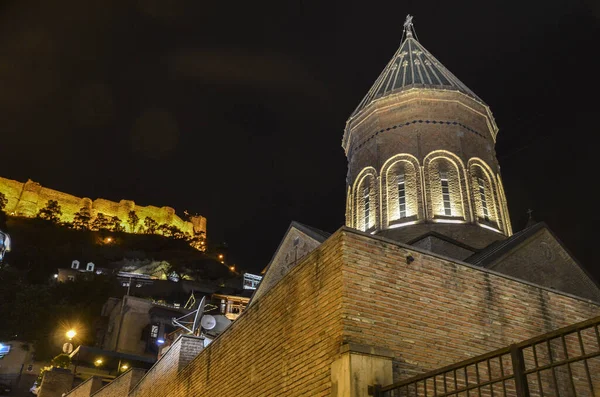 Widok Nocny Kościół Matki Boskiej Metekhi Twierdzę Narikala Oświetleniem Historycznej — Zdjęcie stockowe