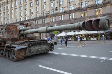 Merkez Kyi 'deki Bağımsızlık Günü kutlamalarının bir parçası olarak ana caddede bulunan imha edilmiş Rus askeri araçları görülüyor.