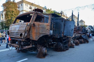 Merkez Kyi 'deki Bağımsızlık Günü kutlamalarının bir parçası olarak ana caddede bulunan imha edilmiş Rus askeri araçları görülüyor.