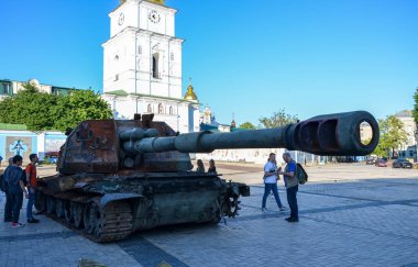 Yanmış ve ezilmiş Rus kendinden güdümlü howitzer 152 mm Msta-S Ukrayna 'daki savaş sırasında yok ediyordu.