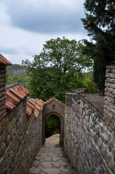 Gürcistan 'ın Kakheti bölgesindeki Sighnaghi yakınlarındaki Bodbe manastırının Aziz Nino şifa pınarına giden dar taş merdivenlerin basamakları..