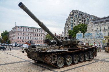 T-90A ana savaş tankı (Rus Federasyonu) Ukrayna Silahlı Kuvvetleri tarafından Ukrayna 'nın başkenti Kyiv' deki imha edilmiş Rus askeri teçhizatının sergilendiği sergide imha edildi.