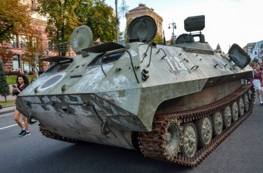 Yok edilen Rus zırhlı araçları Khreshchatyk Caddesi 'ndeki Bağımsızlık Günü geçit töreninde sergileniyor.
